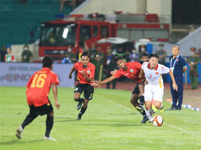 U23 Việt Nam (áo sáng) không ghi được bàn thắng nào ở hiệp 1 trong cả 4 trận tại vòng bảng - Ảnh: ĐỨC CƯỜNG