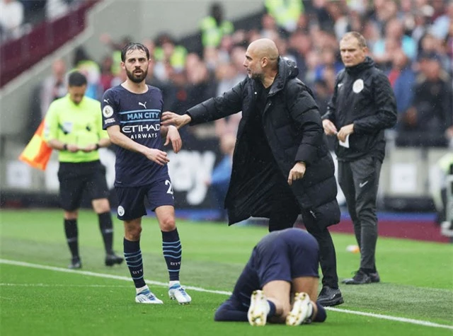 HLV Guardiola đã quá cố chấp trong cách lựa chọn đội hình trong trận hòa West Ham