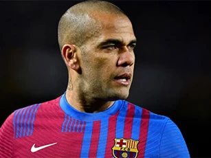 Alves muốn gia hạn hợp đồng với Barcelona, nhắm suất đá chính World Cup 2022