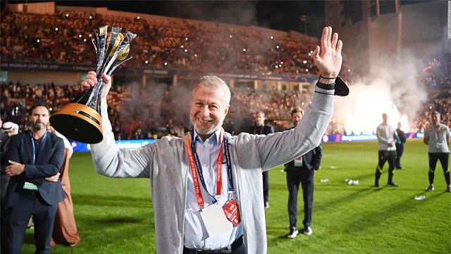 Tỷ phú Abramovich nâng cúp FIFA Club World Cup, chức vô địch gần nhất của Chelsea