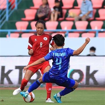 Các chân sút của Phiippines thi đấu bế tắc trước sự áp sát thường xuyên của các hậu vệ Thái Lan. Ảnh: Phan Tùng