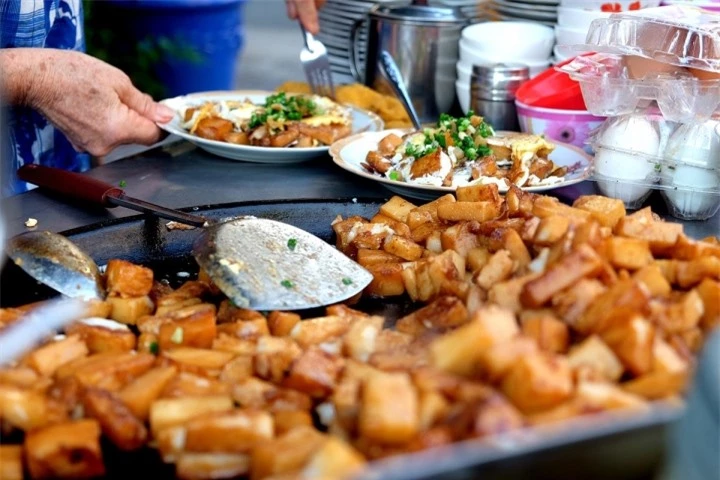 Đặc sản Sài Gòn nhìn như miếng thịt mỡ, du khách ăn vào lại tấm tắc khen ngon - 1