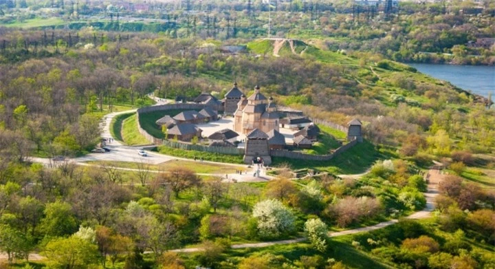 Địa điểm xinh đẹp độc nhất miền Đông Ukraine khiến du khách thế giới kinh ngạc - 7