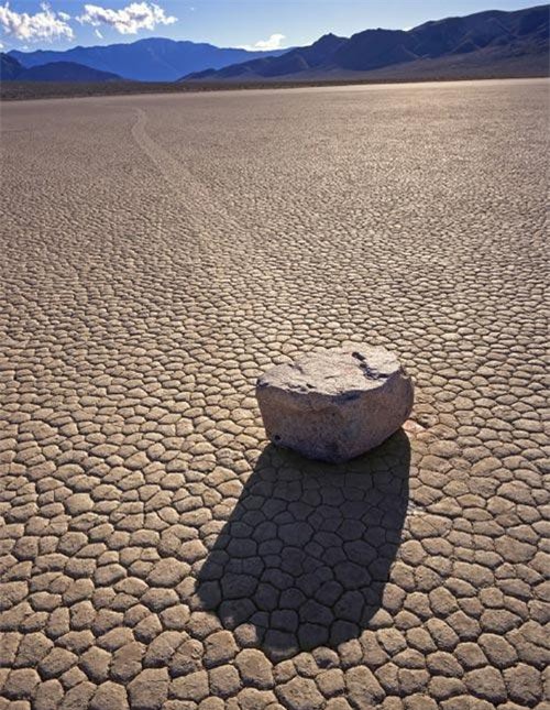 Giải mã bí ẩn về những ‘hòn đá biết đi’ tại thung lũng chết ảnh 2