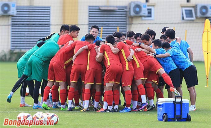 Toàn đội cùng nhau quyết tâm có được thắng lợi trước U23 Malaysia, đội đứng nhì bảng B