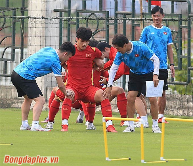 Trợ lý Lee Young Jin cùng các cộng sự bám sát buổi tập của U23 Việt Nam 