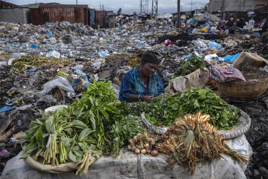 Một người phụ nữ bán rau xanh trong chợ Croix des Bosalles ở Port-au-Prince, Haiti. Ảnh: AP.