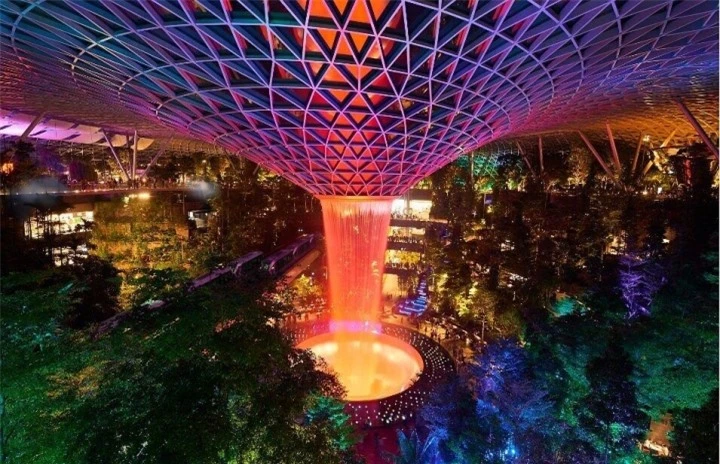 Sân bay đẹp nhất thế giới với thác nước ảo diệu nằm cách Việt Nam không xa - 6