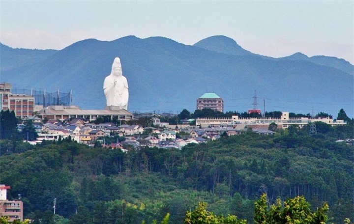 Thành phố có tượng Phật Quan Âm khổng lồ, cư dân đứng ở đâu đều có thể ngắm được - 1