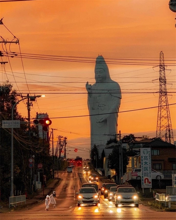 Thành phố có tượng Phật Quan Âm khổng lồ, cư dân đứng ở đâu đều có thể ngắm được - 11