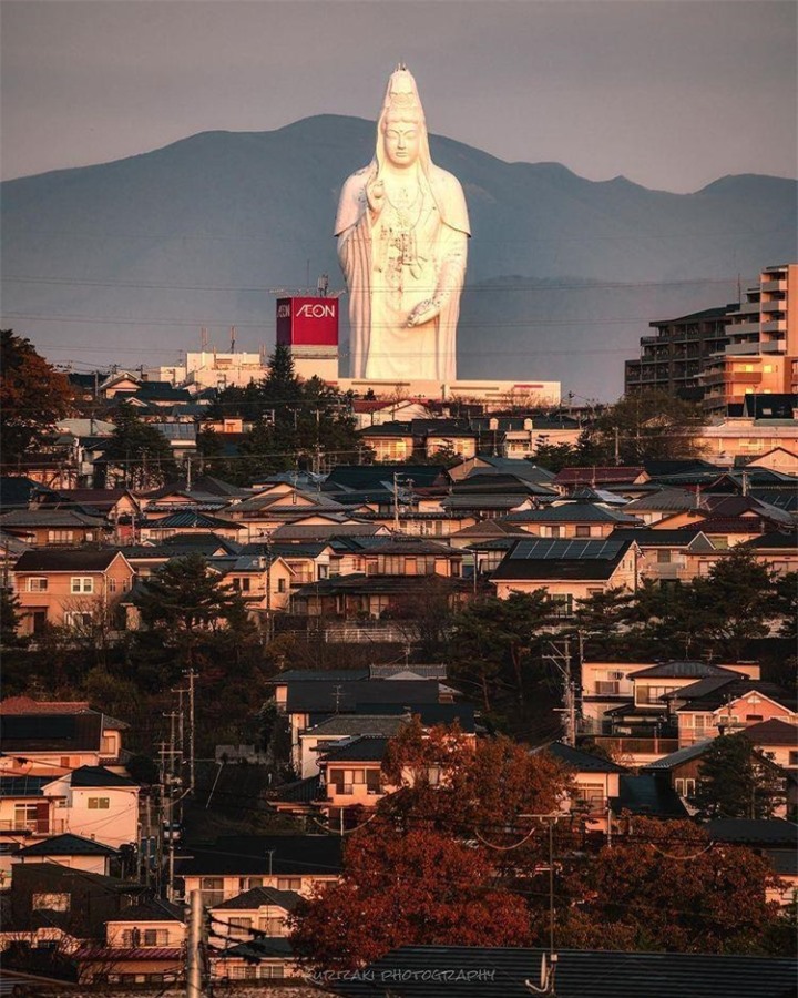 Thành phố có tượng Phật Quan Âm khổng lồ, cư dân đứng ở đâu đều có thể ngắm được - 2