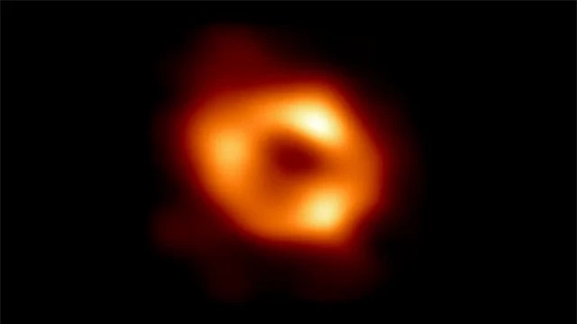 Ảnh chụp đầu ti&ecirc;n về hố đen Sagittarius A* ở trung t&acirc;m dải Ng&acirc;n H&agrave;. Ảnh:&nbsp;Dự &aacute;n EHT.