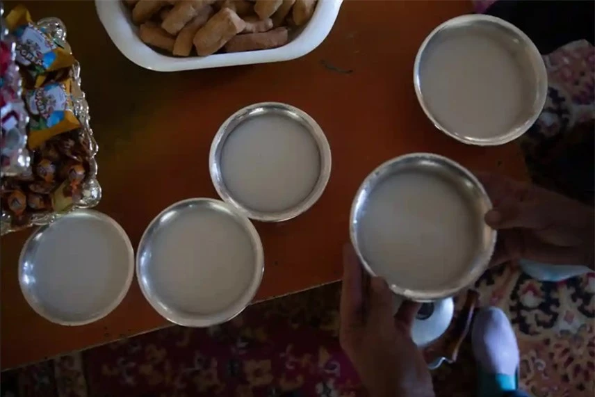 Trà sữa truyền thống của người Mông Cổ được đựng trong bát bạc. Ảnh: The Guardian.