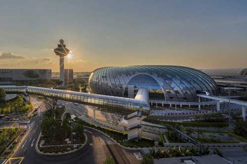 Sân bay đẹp nhất thế giới với thác nước ảo diệu nằm cách Việt Nam không xa