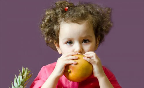 Cẩn thận khi cho trẻ ăn xoài và mít vào mùa hè