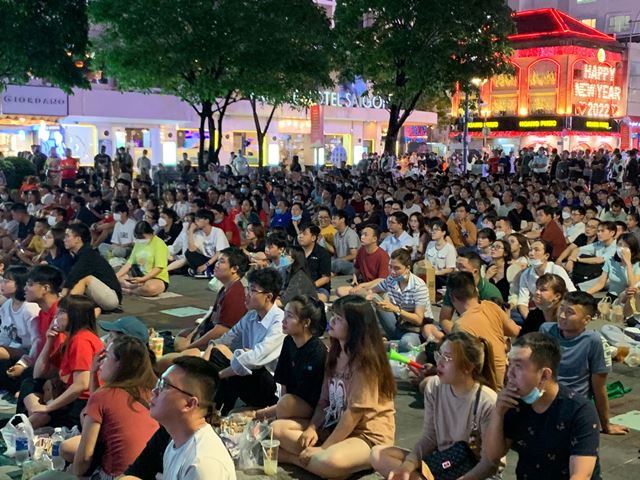 Hàng nghìn cổ động viên “cháy hết mình” trên phố đi bộ cổ vũ cho U23 Việt Nam