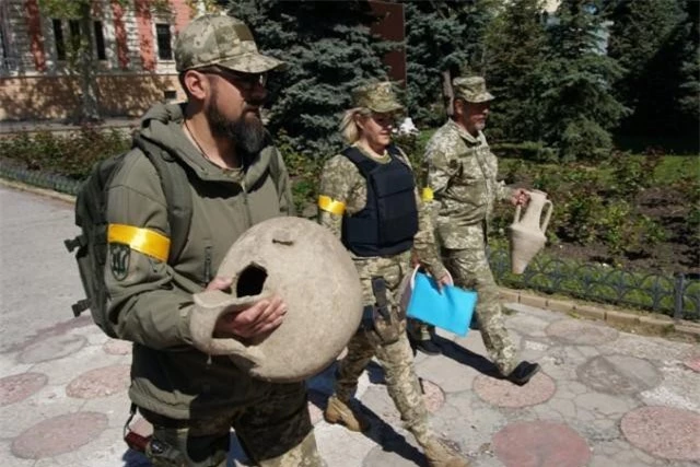 Đang đào chiến hào phòng thủ, binh sĩ Ukraine sửng sốt phát hiện cổ vật quý giá ảnh 2