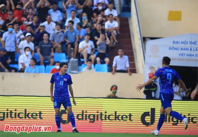Niềm vui của Weerathep sau khi ghi bàn cho U23 Thái Lan. Ảnh: Đức Cường