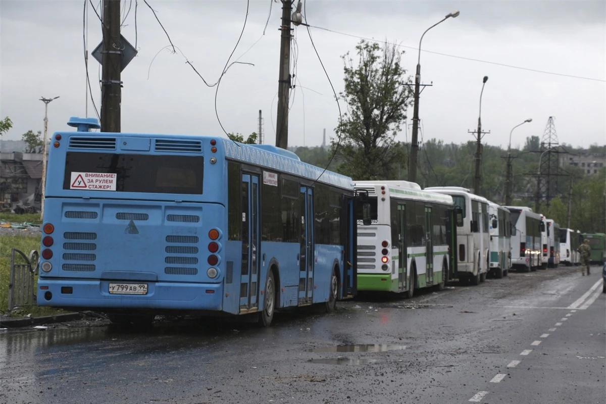 Xe bus chờ đưa các binh lính Ukraine từ Mariupol tới một nhà tù ở Olenivka sau khi họ rời khỏi nhà máy théo Azovstal ngày 18/5. Ảnh: AP