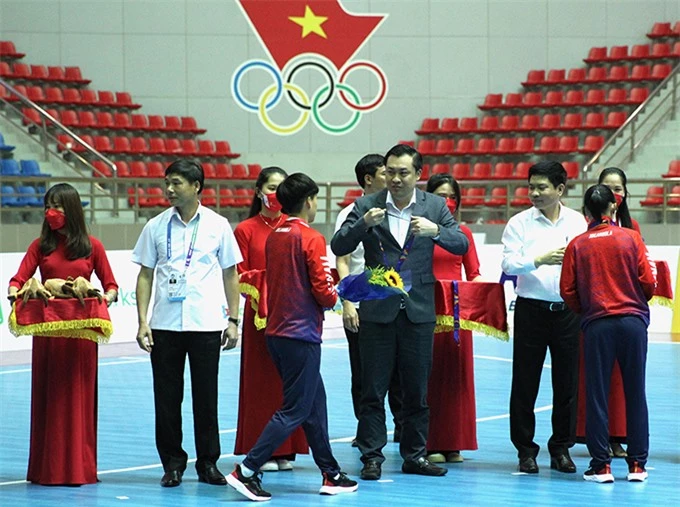 PCT VFF Cao Văn Chóng trao HCB cho ĐT futsal nữ Việt Nam. Ảnh: Sơn Đông