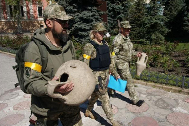 Đang đào chiến hào phòng thủ, binh sĩ Ukraine sửng sốt phát hiện cổ vật quý giá