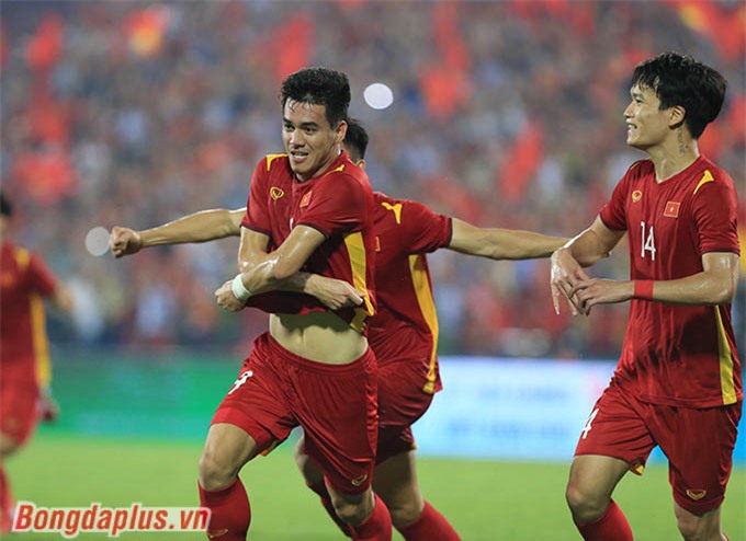 Phút 111, sức ép với Tiến Linh đã được giải tỏa. Anh đánh đầu tung lưới U23 Malaysia và chạy về một góc sân 