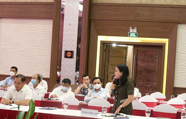 Bà Đinh Thị Phương Khanh-  Phó giám đốc Sở Nông nghiệp và Phát triển nông thôn Long An góp ý kiến.