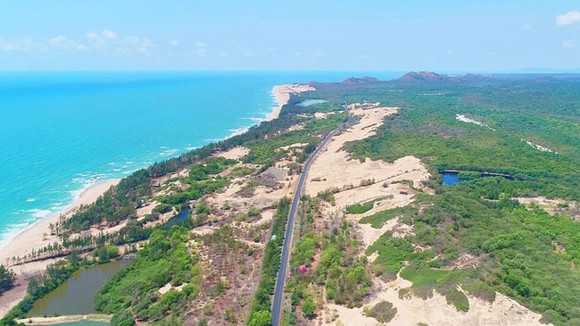 huyện Xuyên Mộc sở hữu bãi biển Hồ Tràm dài 3 km cùng với nhiều khách sạn và khu nghỉ dưỡng cao cấp