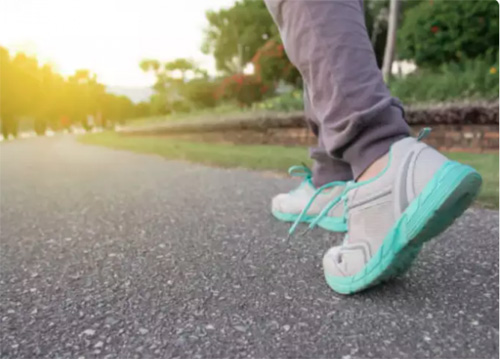 Những sai lầm cực nguy hiểm khi đi bộ mà nhiều người thường mắc phải