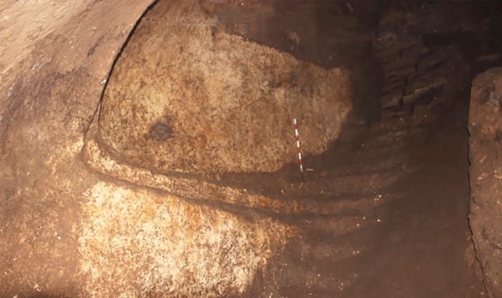 Các nhà khảo cổ đi theo một cầu thang dài bằng đá đến một căn phòng dưới lòng đất, nơi họ tìm thấy những tác phẩm nghệ thuật quý hiếm trên tường. Ảnh: CNN.