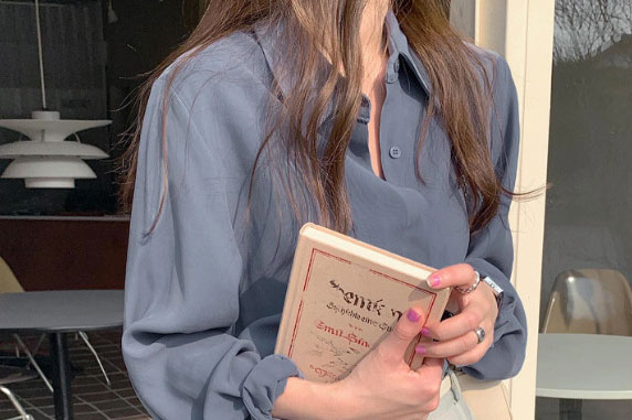 5 kiểu áo sơ mi đơn sắc giúp bạn trẻ ra vài tuổi khi lên đồ