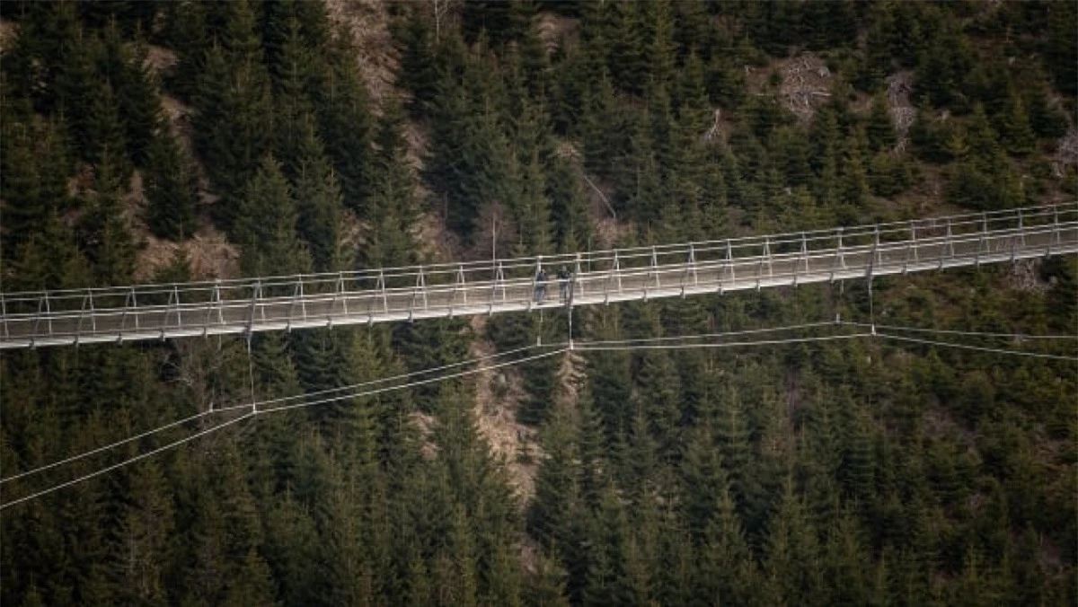 Cầu treo Sky Bridge 721 cách thủ đô Praha của Séc khoảng 2 tiếng rưỡi lái xe (200km).