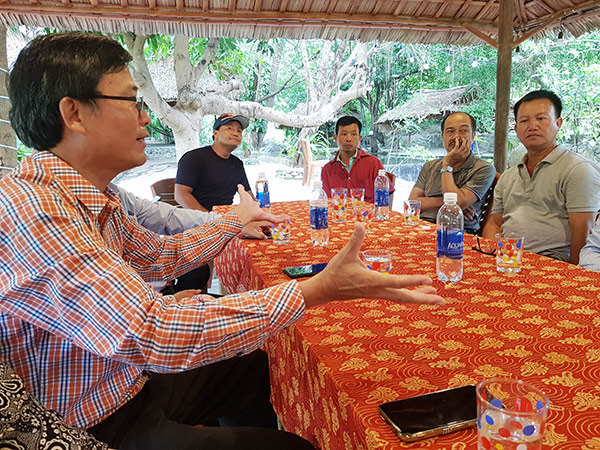 Ông Phạm Công Chính, Chủ tịch Liên minh HTX TP Đà Nẵng trao đổi với bà con xã viên các HTX trên địa bàn quận Liên Chiểu về định hướng chuyển đổi hoạt động để duy trì và phát trển HTX