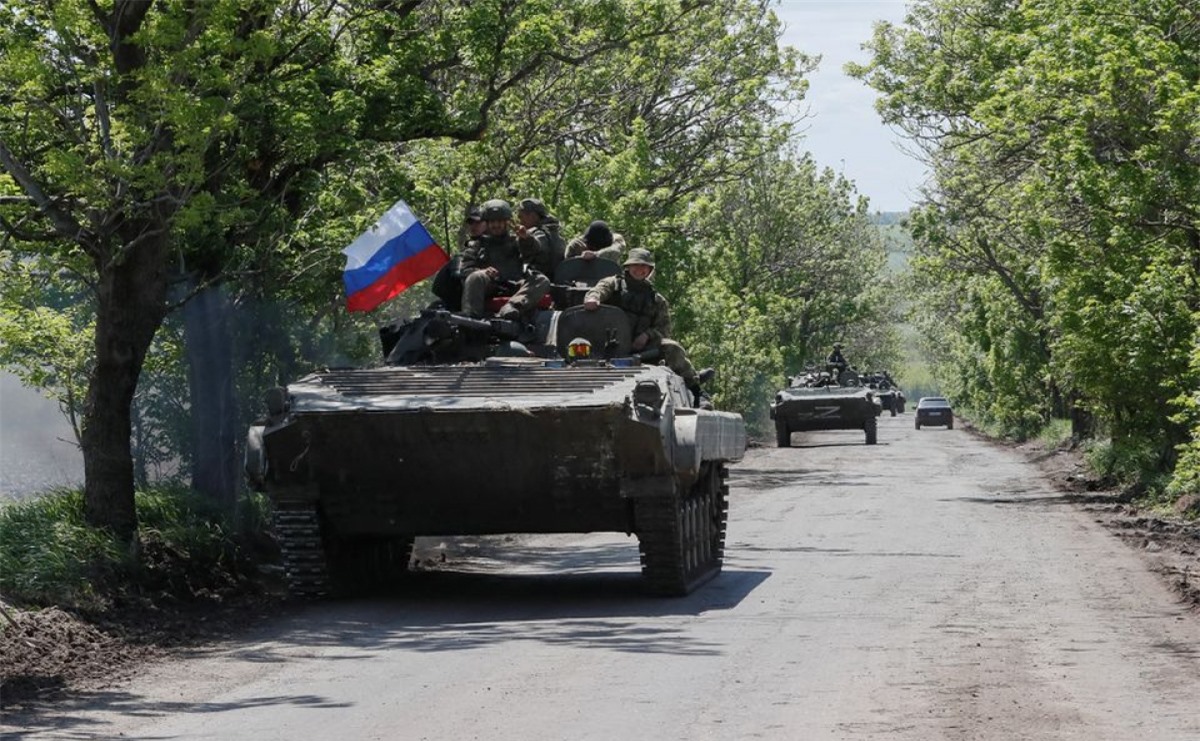 Xe tăng của Nga gần Mariupol thuộc khu vực Donetsk ngày 20/5. Ảnh: Reuters
