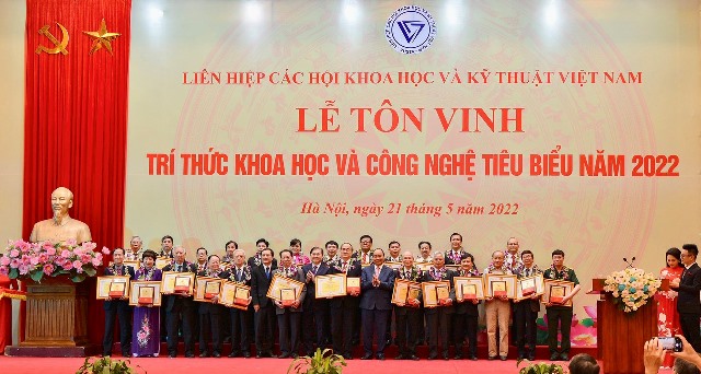 Đ/c Nguyễn Xuân Phúc - Ủy viên Bộ Chính trị, Chủ tịch nước CHXHCN Việt Nam trao bằng khen cho trí thức tiêu biểu tại buổi Lễ tôn vinh Trí thức khoa học và công nghệ tiêu biểu năm 2022