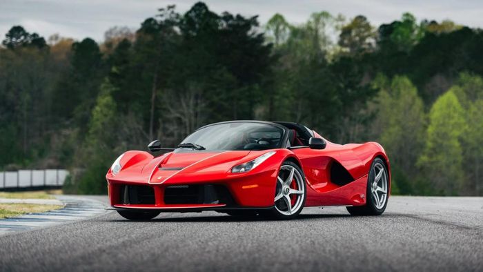 Siêu xe Ferrari LaFerrari Aperta 2017 đã qua sử dụng được rao bán lên tới hơn 100 tỷ đồng