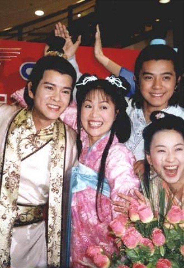 Cuộc đời Chúc Anh Đài kinh điển nhất màn ảnh sau 22 năm: U60 vẫn trẻ đẹp, hạnh phúc viên mãn bên Mã Văn Tài - Ảnh 2.
