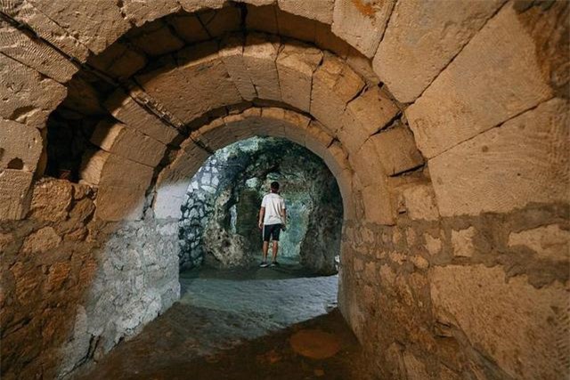 Đang sửa tầng hầm, người đàn ông phát hiện cả một thành phố cổ sâu 18 tầng bên dưới nhà mình - Ảnh 1.