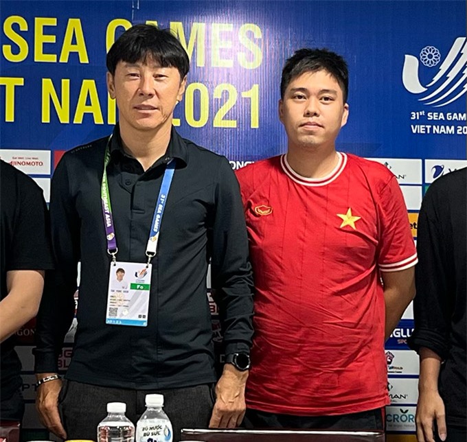 HLV Shin Tae Yong cùng người viết sau khi U23 Indonesia giành huy chương Đồng SEA Games 31 
