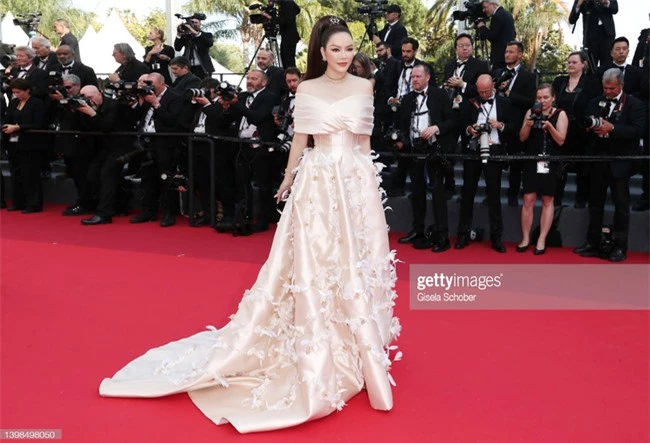 Màn xuất hiện đẳng cấp của Lý Nhã Kỳ trên thảm đỏ Cannes 2022, đáng chú ý là thái độ của truyền thông quốc tế - Ảnh 7.