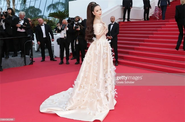 Màn xuất hiện đẳng cấp của Lý Nhã Kỳ trên thảm đỏ Cannes 2022, đáng chú ý là thái độ của truyền thông quốc tế - Ảnh 8.