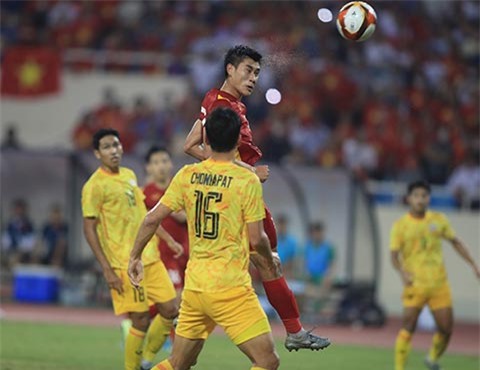 Tình huống Mạnh Dũng bật cao đánh đầu ghi bàn thắng duy nhất cho U23 Việt Nam. Ảnh: Minh Tuấn