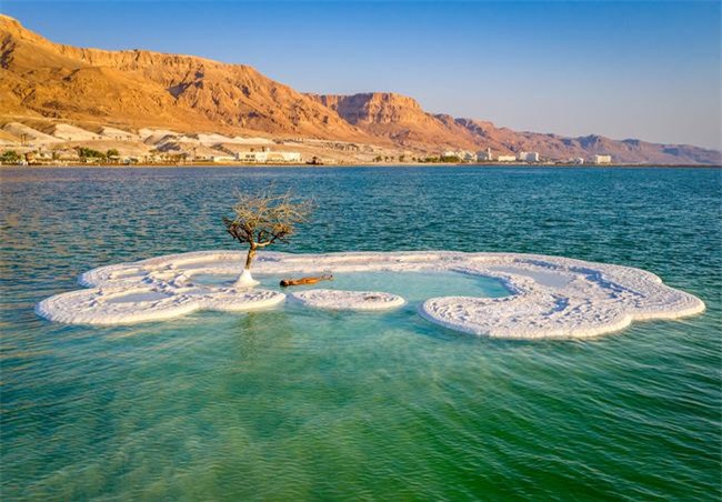 Ở giữa Biển Chết có một hòn đảo trắng tinh như tuyết, chứa đựng một điều diệu kỳ khiến cả thế giới ngỡ ngàng - Ảnh 2.