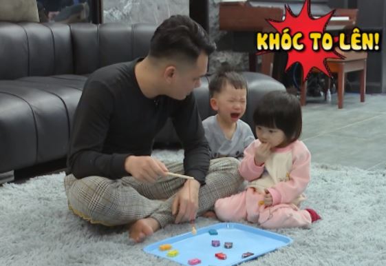 Khắc Việt được khán giả đồng cảm khi chăm con khóc, mè nheo