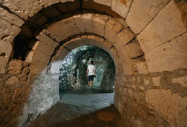 Đang sửa tầng hầm, người đàn ông phát hiện cả một thành phố cổ sâu 18 tầng bên dưới nhà mình