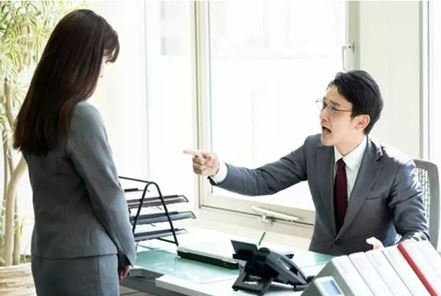 Ngày đầu đi làm, sếp hẹn tôi vào phòng rồi hỏi "Em có bạn trai chưa?" và cái kết không thể tin nổi