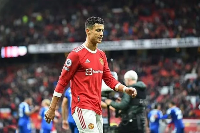 Cristiano Ronaldo là khối thuốc nổ trong phòng thay đồ MU