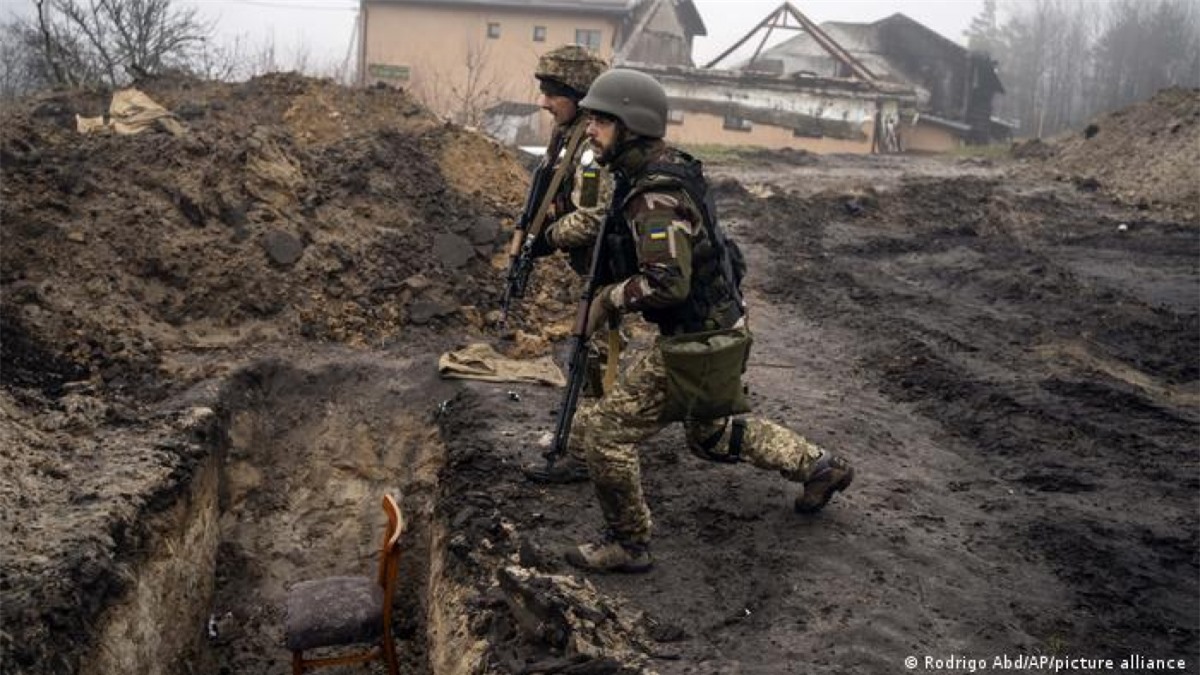 Binh sĩ Ukraine vẫn đang cố gắng kháng cự, ngăn bước tiến của quân đội Nga ở Donbass. Ảnh AP