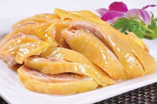 Luộc gà nên để úp hay ngửa mới đúng, đa số quen tay mà không biết điều này