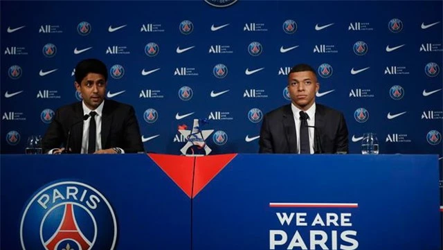 Mbappe (phải) và chủ tịch Nasser al-Khelaifi của PSG trong buổi họp báo công bố lý do ký hợp đồng mới với đội bóng chủ sân Công viên các hoàng tử